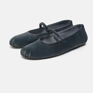 ZARA • VELVET BALLET FLATS